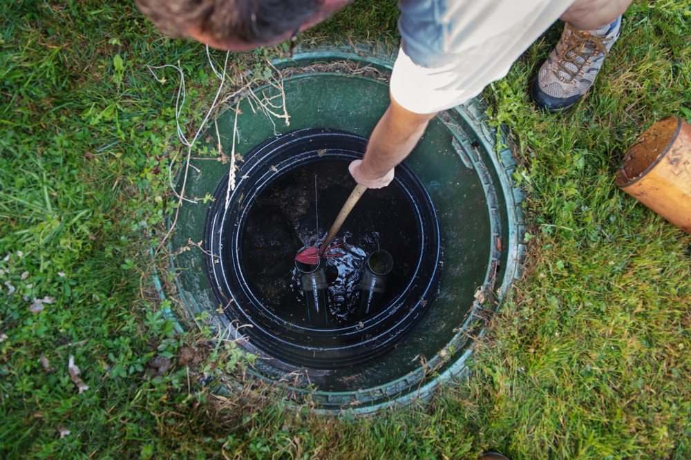 Cleaning a septic tank